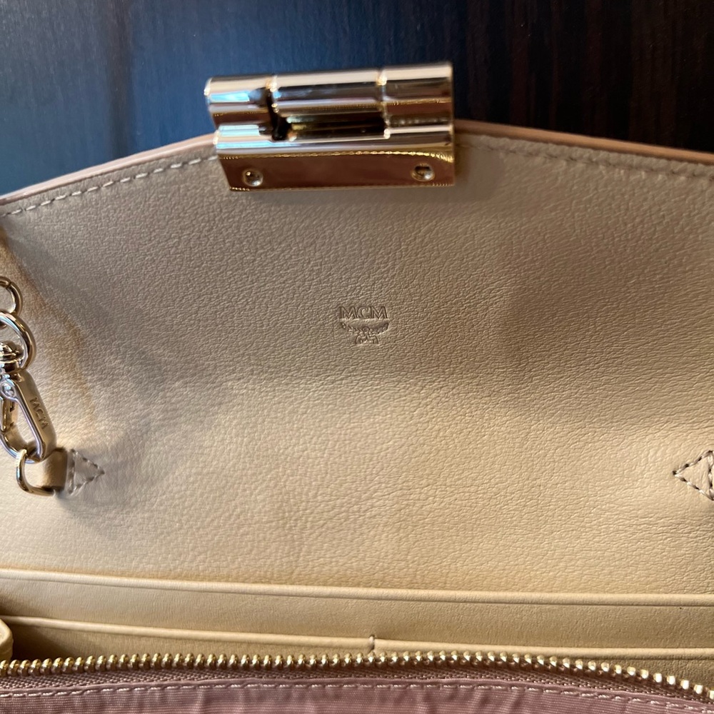 MCM Authentic
Crossbody Wallet & Chain
Canvas and leather
Gold /black MCM logo - Picture 6 of 11